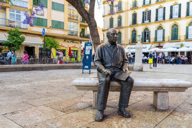 MALAGA, İspanya - 20 Mayıs 2023: 20 Mayıs 2023 'te İspanya' nın Malaga kentindeki Casa Natal de Picasso 'nun önünde Picasso heykeli