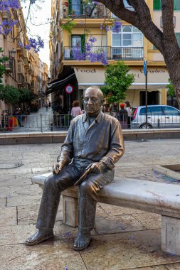 MALAGA, İspanya - 20 Mayıs 2023: 20 Mayıs 2023 'te İspanya' nın Malaga kentindeki Casa Natal de Picasso 'nun önünde Picasso heykeli