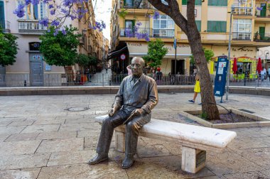 MALAGA, İspanya - 20 Mayıs 2023: 20 Mayıs 2023 'te İspanya' nın Malaga kentindeki Casa Natal de Picasso 'nun önünde Picasso heykeli