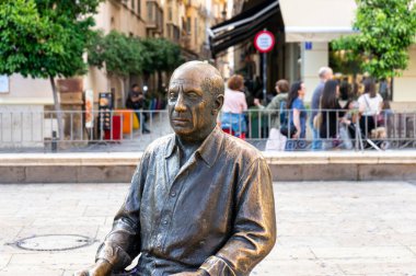 MALAGA, İspanya - 20 Mayıs 2023: 20 Mayıs 2023 'te İspanya' nın Malaga kentindeki Casa Natal de Picasso 'nun önünde Picasso heykeli