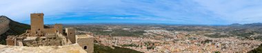 JAEN, İspanya - 6 Nisan 2023: 6 Nisan 2023 'te İspanya' nın Jaen kentinde güneşli bir günde Santa Catalina Ortaçağ kalesinden panoramik şehir manzarası