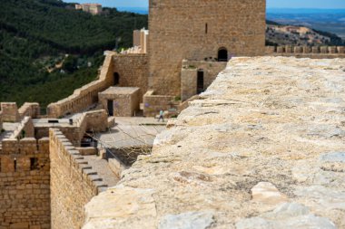 JAEN, İspanya - 6 Nisan 2023: Güneşli bir günde İspanya 'nın Jaen kentinde Santa Catalina Ortaçağ Şatosu
