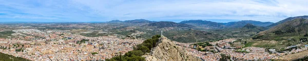 Jaen Spain エイプリル6 2023年4月6日スペイン ジェーンの晴れた日を背景にシエラ マギナ山脈を背景にした町のシンボル 山の上の白い十字架 — ストック写真