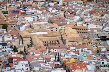 JAEN, İspanya - 6 Nisan 2023: 6 Nisan 2023 'te İspanya' nın Jaen kentinde güneşli bir günde Santa Catalina Ortaçağ kalesinden panoramik şehir manzarası