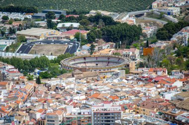 JAEN, İspanya - 6 Nisan 2023: 6 Nisan 2023 'te İspanya' nın Jaen kentinde güneşli bir günde Santa Catalina Ortaçağ kalesinden panoramik şehir manzarası