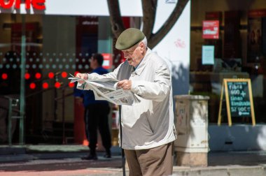 ALMERIA, İspanya - 19 Mart 2023: Emekliler Almerya, İspanya 'da Rambla Caddesi' nde gazete okuyor.