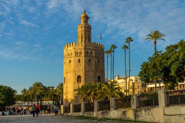 SEVILLA, İspanya - 1 Ocak 2023: Sevilla, İspanya 'da günbatımında Altın Kule (Torre del Oro)
