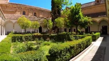 GRANADA, SPAIN - 5 Nisan 2023: 5 Nisan 2023 tarihinde İspanya 'nın Granada kentinde bulunan Monasterio de la Cartuja (Manastır de Nuestra Seora de la Asuncin) kilisesindeki barok günah keçisi