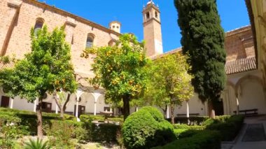 GRANADA, SPAIN - 5 Nisan 2023: 5 Nisan 2023 tarihinde İspanya 'nın Granada kentinde bulunan Monasterio de la Cartuja (Manastır de Nuestra Seora de la Asuncin) kilisesindeki barok günah keçisi
