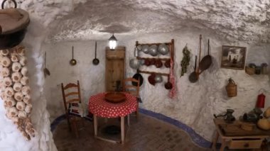 GRANADA, İspanya - 5 Nisan 2023: Cuevas del Sacromonte Müzesi 5 Nisan 2023