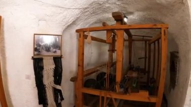 GRANADA, İspanya - 5 Nisan 2023: Cuevas del Sacromonte Müzesi 5 Nisan 2023