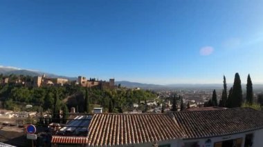 Granada, İspanya - 5 Nisan 2023 'te İspanya' nın Granada kentindeki antik Arap kalesinin panoramik görüntüsü