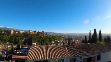 Granada, İspanya - 5 Nisan 2023 'te İspanya' nın Granada kentindeki antik Arap kalesinin panoramik görüntüsü