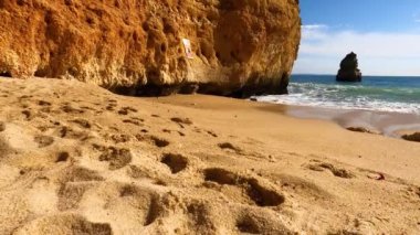 Kayalık uçurum kıyıları ve dalgaların üzerine çöktüğü cennet manzarası. Lagos 'taki Camillo plajı. Portekiz 'in güneyindeki Algarve bölgesinin Batı Atlantik kıyıları.