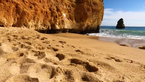 Zicht Idyllisch Natuurlandschap Met Rotsachtige Klif Kust Golven Crashen Strand — Stockvideo