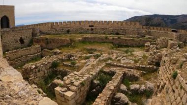 JAEN, İspanya - 6 Nisan 2023: Güneşli bir günde İspanya 'nın Jaen kentinde Santa Catalina Ortaçağ Şatosu