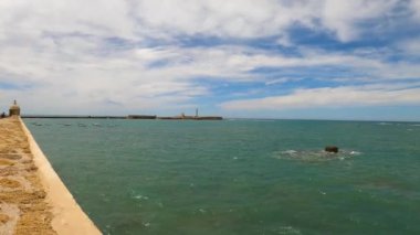 CADIZ, İspanya - 30 Nisan 2023: 30 Nisan 2023 tarihinde İspanya 'nın Cadiz kentindeki Saint Sebastian Kalesi' ne giden yol