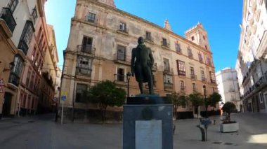 CADIZ, İspanya - 30 Nisan 2023: 30 Nisan 2023 'te İspanya' nın Cadiz kentindeki şehir merkezinde yürüyüş