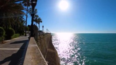 CADIZ, İspanya - 30 Nisan 2023: 30 Nisan 2023 'te İspanya' nın Cadiz kentinde deniz kıyısında gezinti