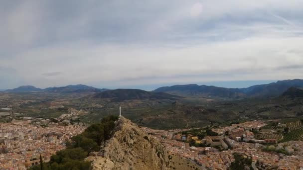 Jaen Spain エイプリル6 2023年4月6日スペイン ジェーンの晴れた日を背景にシエラ マギナ山脈を背景にした町のシンボル 山の上の白い十字架 — ストック動画