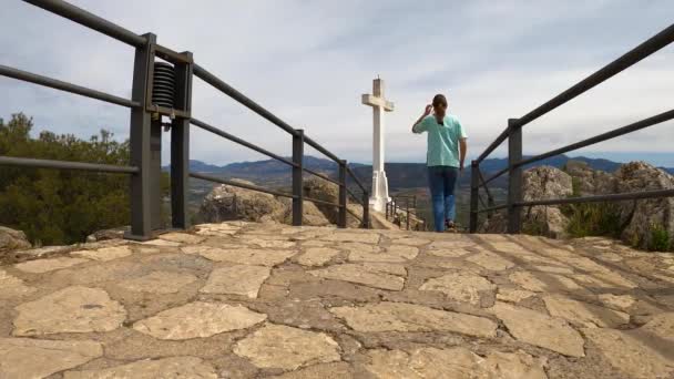 Spain 2023年4月6日 2023年4月6日 在西班牙Jaen 一个白色的十字架穿过Jaen镇 是该镇的一个标志 背景上有Sierra Magina山 — 图库视频影像
