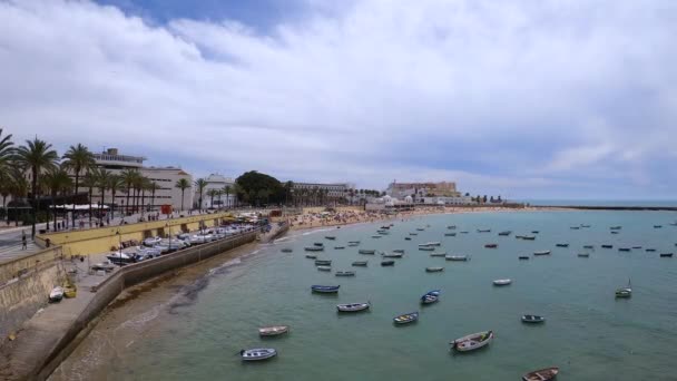 Cadiz Espanha Abril 2023 Barcos Praia Caleta Cádiz Espanha Abril — Vídeo de Stock