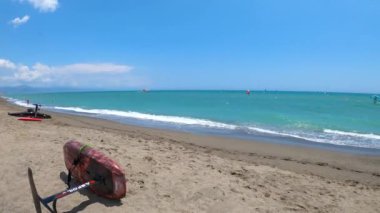 TORREMOLINOS, İspanya - 28 Mayıs 2023: Torremolinos, İspanya sahilindeki sörfçüler 28 Mayıs 2023
