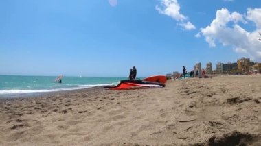 TORREMOLINOS, İspanya - 28 Mayıs 2023: Torremolinos, İspanya sahilindeki sörfçüler 28 Mayıs 2023