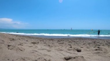 TORREMOLINOS, İspanya - 28 Mayıs 2023: Torremolinos, İspanya sahilindeki sörfçüler 28 Mayıs 2023