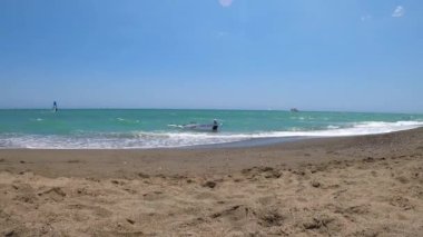 TORREMOLINOS, İspanya - 28 Mayıs 2023: Torremolinos, İspanya sahilindeki sörfçüler 28 Mayıs 2023