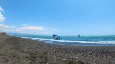 TORREMOLINOS, İspanya - 28 Mayıs 2023: Torremolinos, İspanya sahilindeki sörfçüler 28 Mayıs 2023
