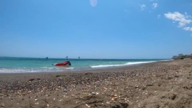 TORREMOLINOS, İspanya - 28 Mayıs 2023: Torremolinos, İspanya sahilindeki sörfçüler 28 Mayıs 2023