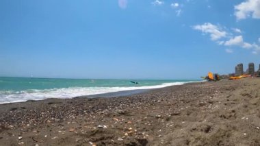 TORREMOLINOS, İspanya - 28 Mayıs 2023: Torremolinos, İspanya sahilindeki sörfçüler 28 Mayıs 2023