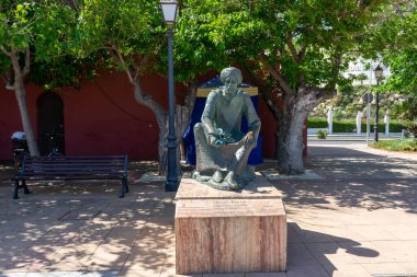 BENALMADENA, İspanya - 7 Mayıs 2023: Benalmadena, İspanya 'da İbn-i Baytar Anıtı, 7 Mayıs 2023