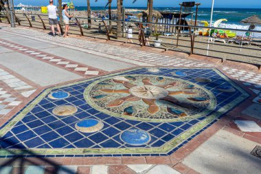 BENALMADENA, İspanya - 7 Mayıs 2023: Benalmadena, İspanya 'da deniz gezintisi, 7 Mayıs 2023