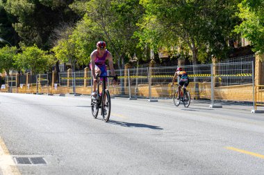 BENALMADENA, İspanya - 13 Mayıs 2023: İspanya 'nın Benalmadena kentindeki Costa del Sol caddelerinde bisiklet yarışları