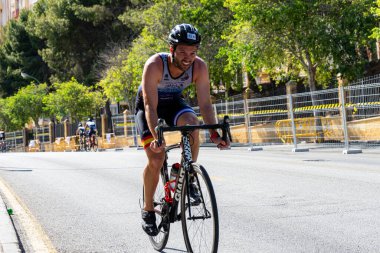 BENALMADENA, İspanya - 13 Mayıs 2023: İspanya 'nın Benalmadena kentindeki Costa del Sol caddelerinde bisiklet yarışları