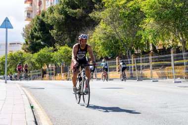 BENALMADENA, İspanya - 13 Mayıs 2023: İspanya 'nın Benalmadena kentindeki Costa del Sol caddelerinde bisiklet yarışları
