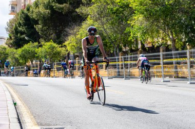 BENALMADENA, İspanya - 13 Mayıs 2023: İspanya 'nın Benalmadena kentindeki Costa del Sol caddelerinde bisiklet yarışları