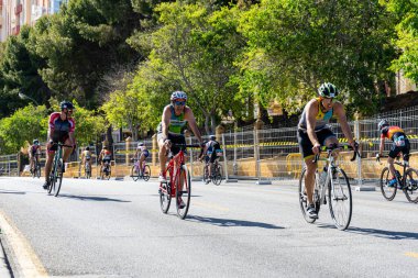 BENALMADENA, İspanya - 13 Mayıs 2023: İspanya 'nın Benalmadena kentindeki Costa del Sol caddelerinde bisiklet yarışları