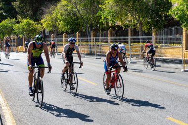 BENALMADENA, İspanya - 13 Mayıs 2023: İspanya 'nın Benalmadena kentindeki Costa del Sol caddelerinde bisiklet yarışları