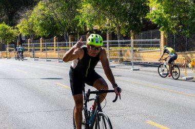 BENALMADENA, İspanya - 13 Mayıs 2023: İspanya 'nın Benalmadena kentindeki Costa del Sol caddelerinde bisiklet yarışları