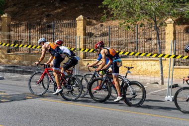 BENALMADENA, İspanya - 13 Mayıs 2023: İspanya 'nın Benalmadena kentindeki Costa del Sol caddelerinde bisiklet yarışları