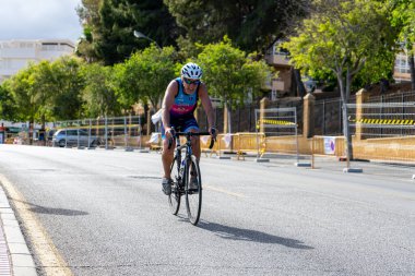 BENALMADENA, İspanya - 13 Mayıs 2023: İspanya 'nın Benalmadena kentindeki Costa del Sol caddelerinde bisiklet yarışları