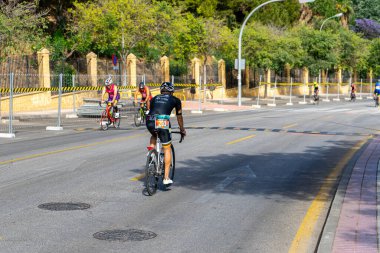 BENALMADENA, İspanya - 13 Mayıs 2023: İspanya 'nın Benalmadena kentindeki Costa del Sol caddelerinde bisiklet yarışları