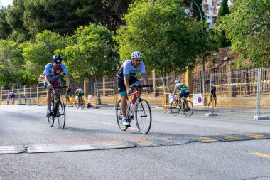 BENALMADENA, İspanya - 13 Mayıs 2023: İspanya 'nın Benalmadena kentindeki Costa del Sol caddelerinde bisiklet yarışları