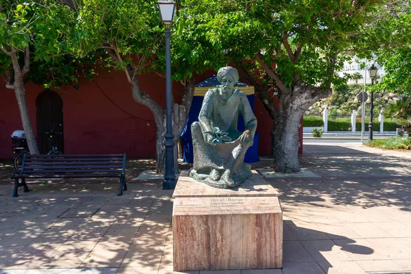 BENALMADENA, İspanya - 7 Mayıs 2023: Benalmadena, İspanya 'da İbn-i Baytar Anıtı, 7 Mayıs 2023