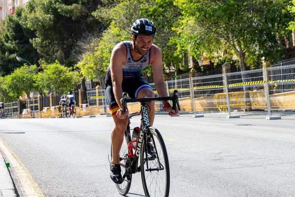 BENALMADENA, İspanya - 13 Mayıs 2023: İspanya 'nın Benalmadena kentindeki Costa del Sol caddelerinde bisiklet yarışları