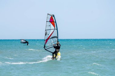 TORREMOLINOS, İspanya - 28 Mayıs 2023: Torremolinos, İspanya sahilindeki sörfçüler 28 Mayıs 2023