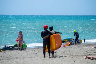 TORREMOLINOS, İspanya - 28 Mayıs 2023: Torremolinos, İspanya sahilindeki sörfçüler 28 Mayıs 2023